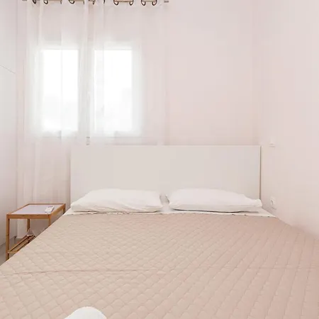 Lazaros Apartament *